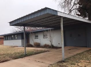 318 Pawnee Rd, Foss, OK 73647