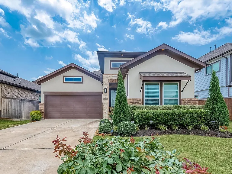 1838 Smithers Landing Dr — Photo 1