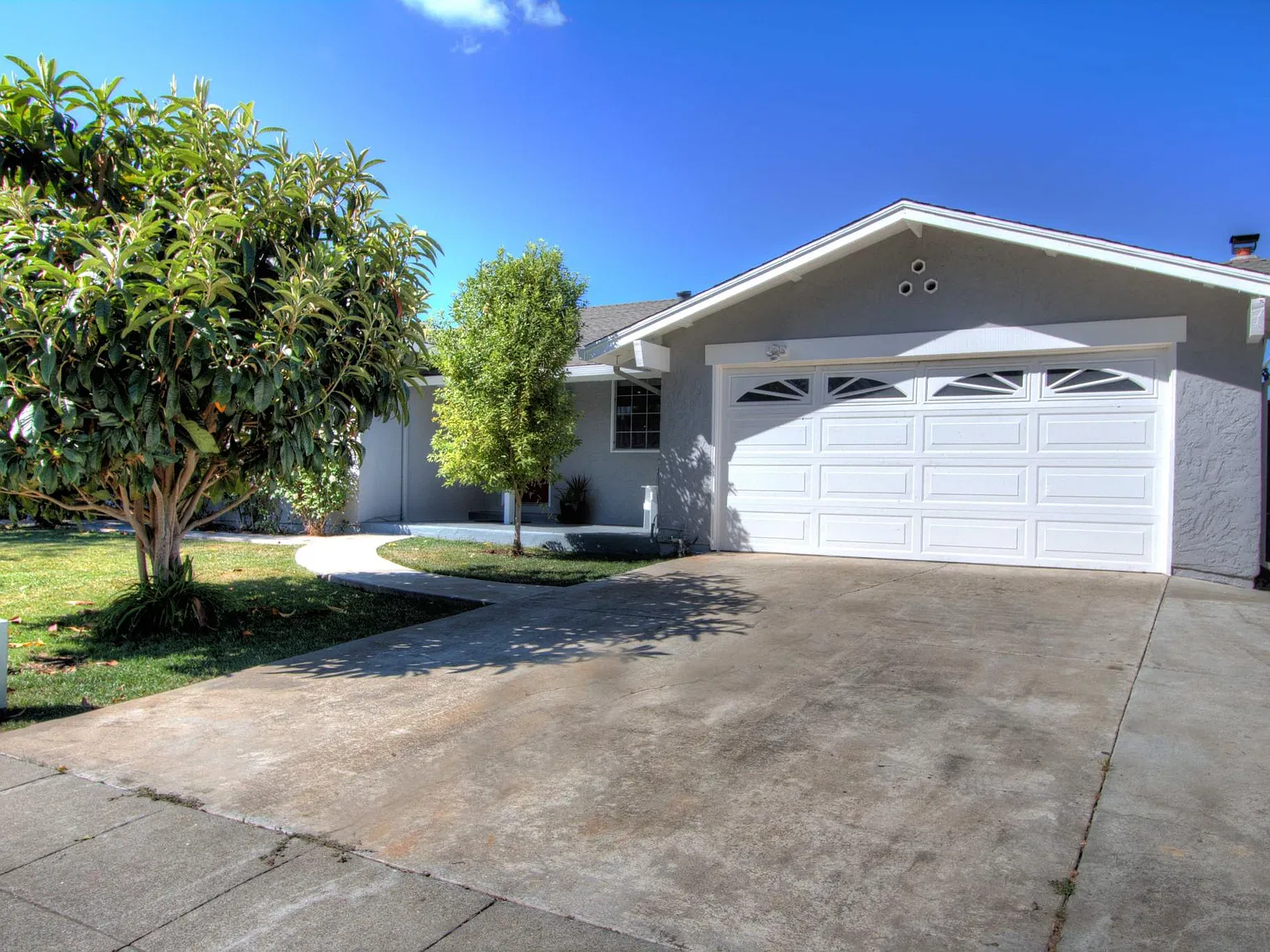 5 bed, 1888 sqft, $5,900 — Photo 2