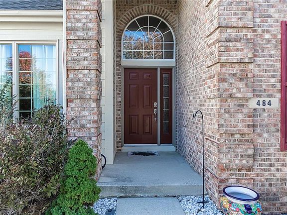3rd image of 484 Autumn Springs Ct