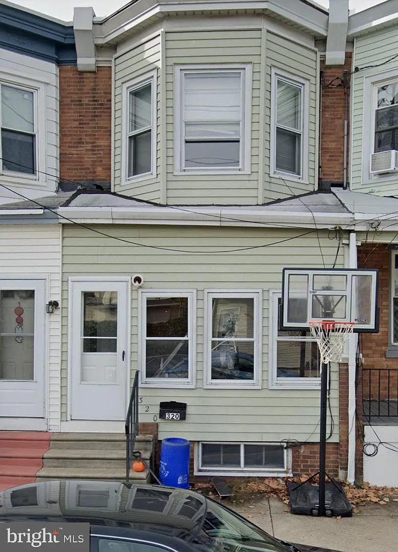 320 Powell St photo 1