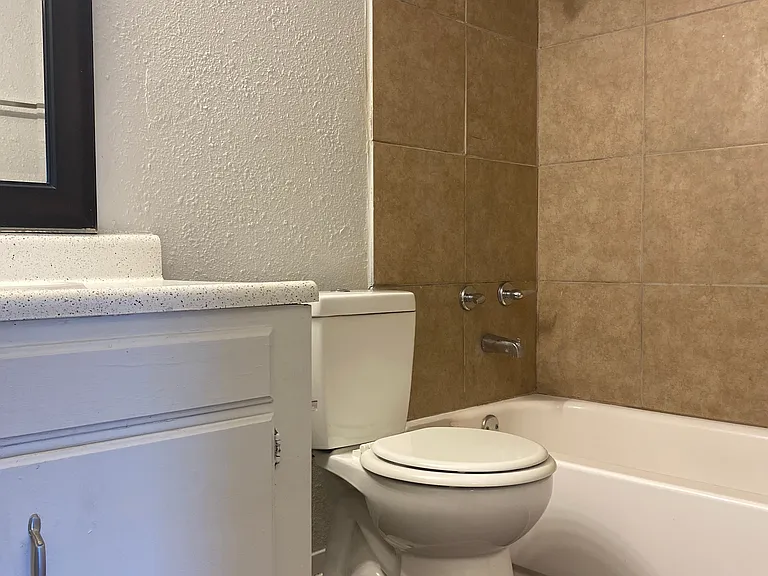 Marbach Manor Apartments — Photo 9
