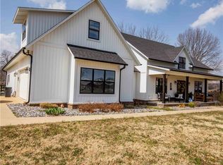 702 Viney Grove Rd, Prairie Grove, AR 72753