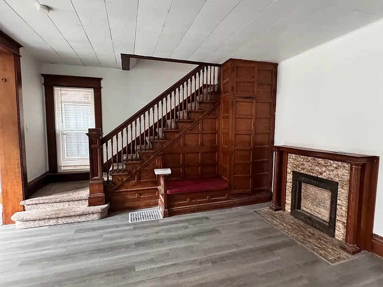 912 W 9th St — Photo 8