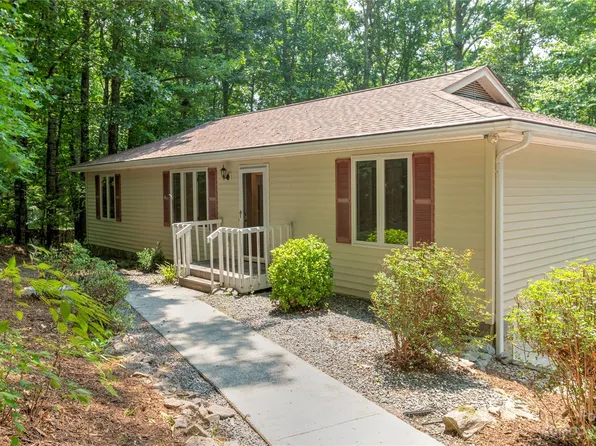 191 Ravenwood Ln, Horse Shoe, NC 28742