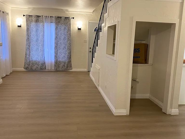 5460 Pine Ave — Photo 6