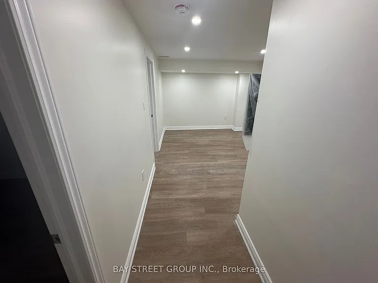 138 Sutherland Ave — Photo 17