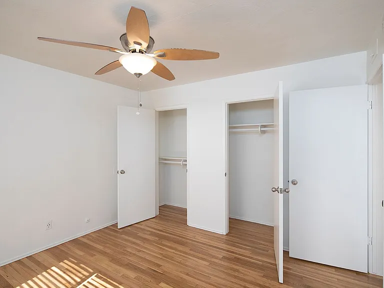 Talmadge Pacific Apartments — Photo 24
