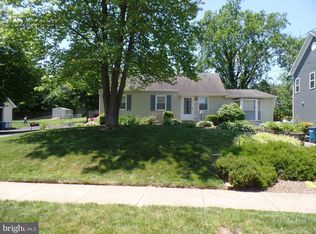 1820 Pimmit Dr, Falls Church, VA 22043