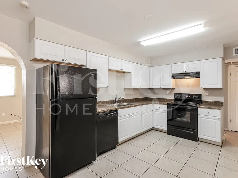 1233 W 16th St — Photo 6