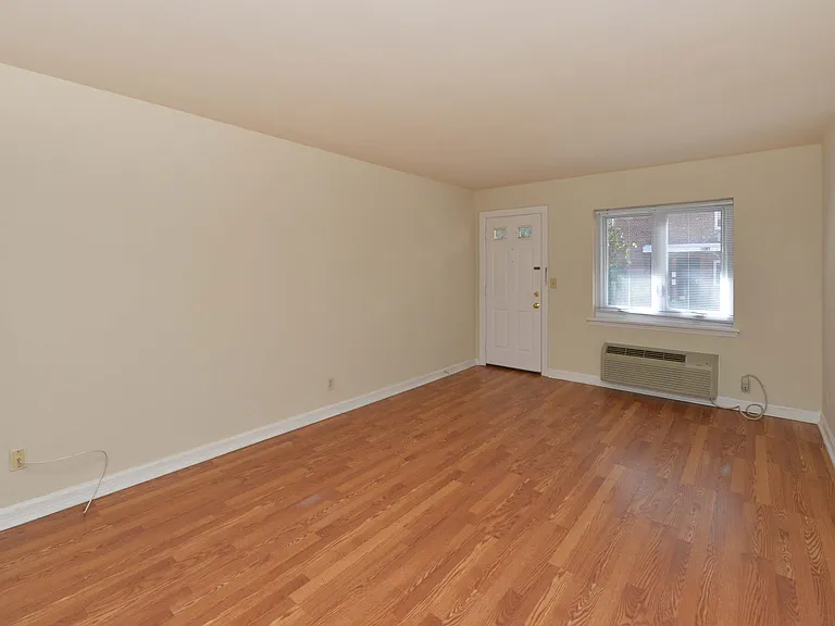 Cameron Apartments — Photo 15