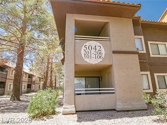3rd image of 5042 Rainbow Blvd #103
