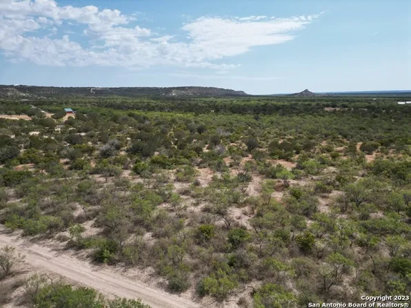 1177 Tea Cup Dr, Junction, TX 76849