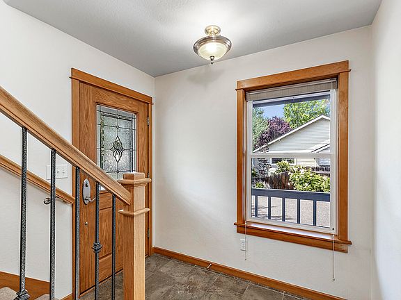 4th image of 810 Park St
