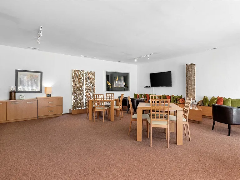 Kensington Manor Apartments — Photo 32