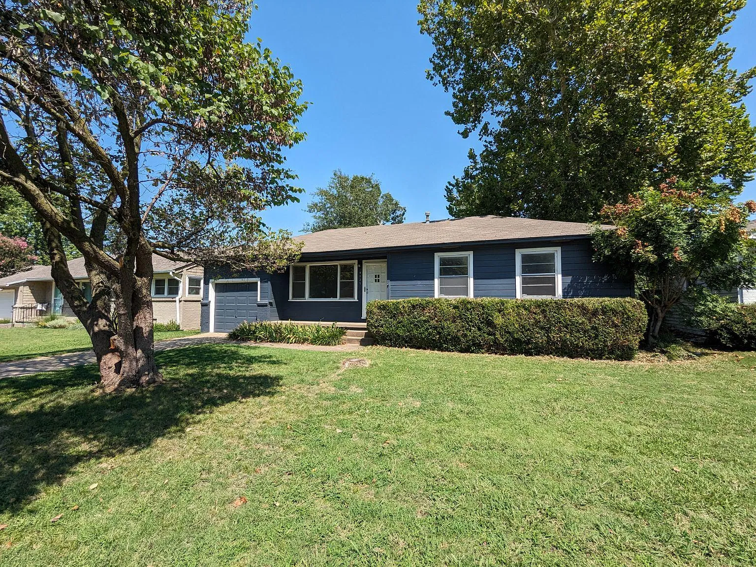 3 bed, 911 sqft, $1,275 — Photo 1