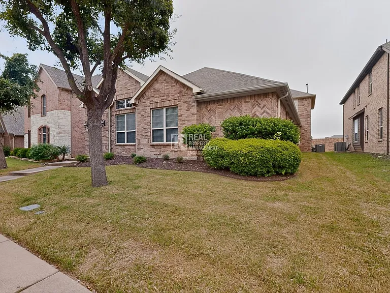 963 Cougar Dr — Photo 3
