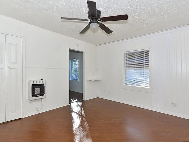 1110 Glen St — Photo 4