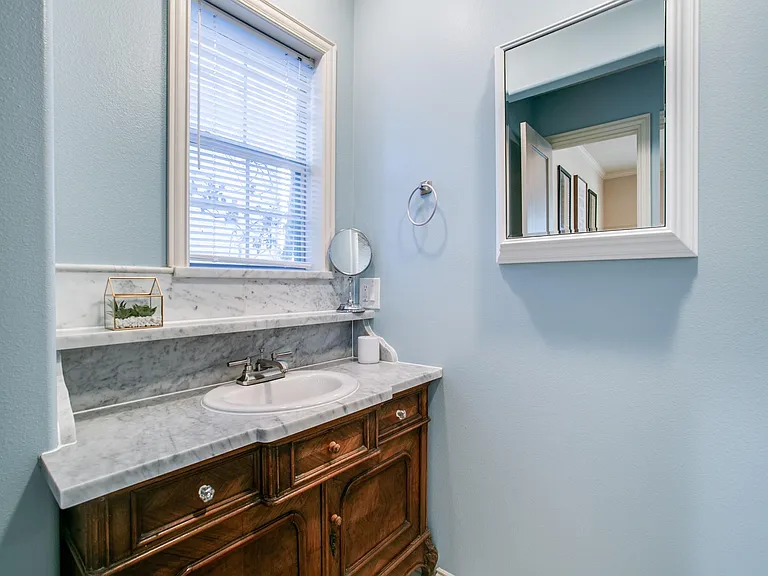 610 E Texas St — Photo 11