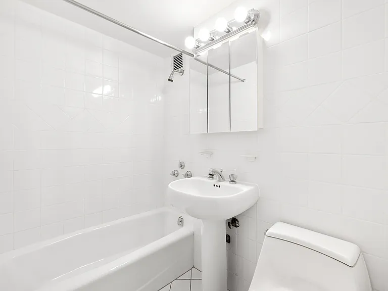 340 E 51st St #14B — Photo 10