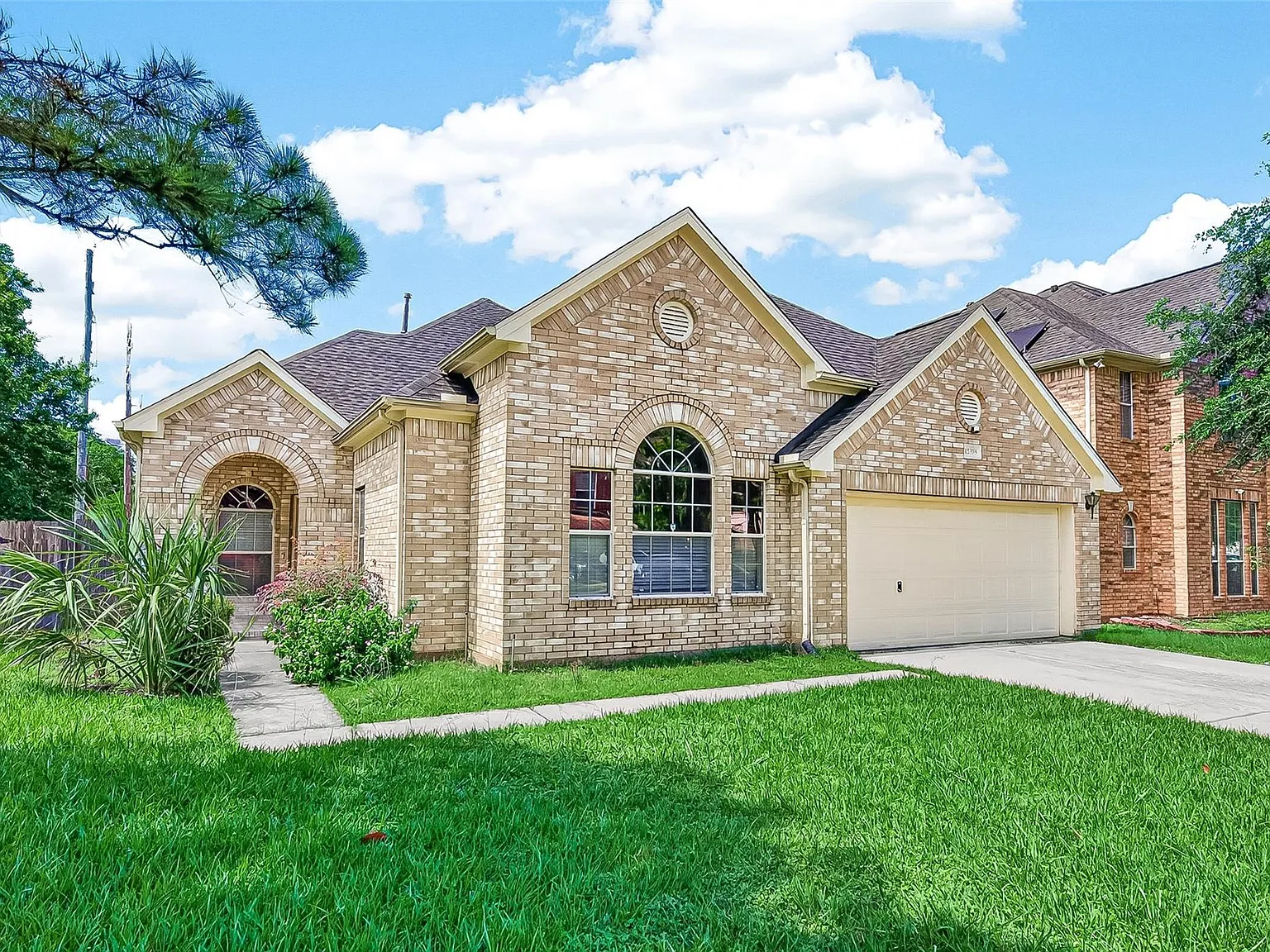 3 bed, 2.5 bath, 2306 sqft, $2,300 — Photo 4