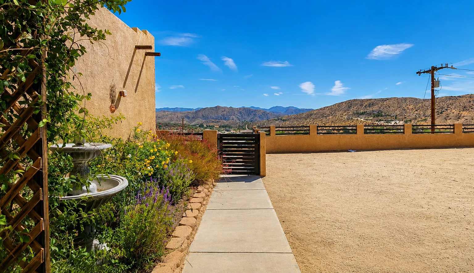 Cozy 3 Bedroom 2 Bathroom Home with Breathtaking Views — Photo 4