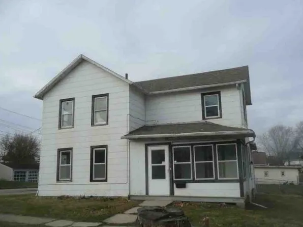 816 S Blackhawk Ave, Freeport, IL 61032