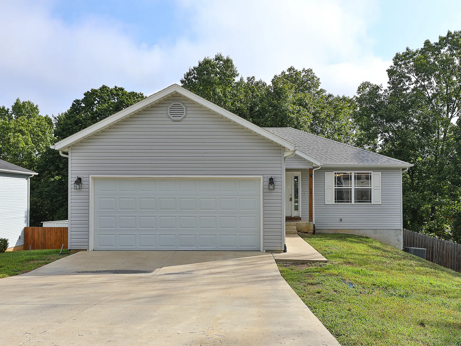 321 N Dogwood Pl — Photo 1