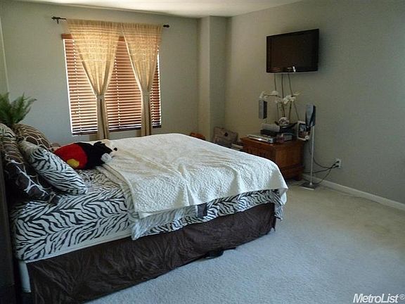 3rd image of 554 Centre Court Dr