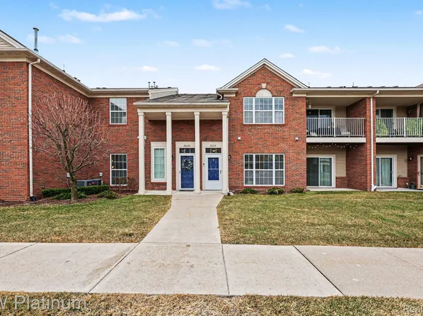 28218 S Pointe Ln, Chesterfield, MI 48051