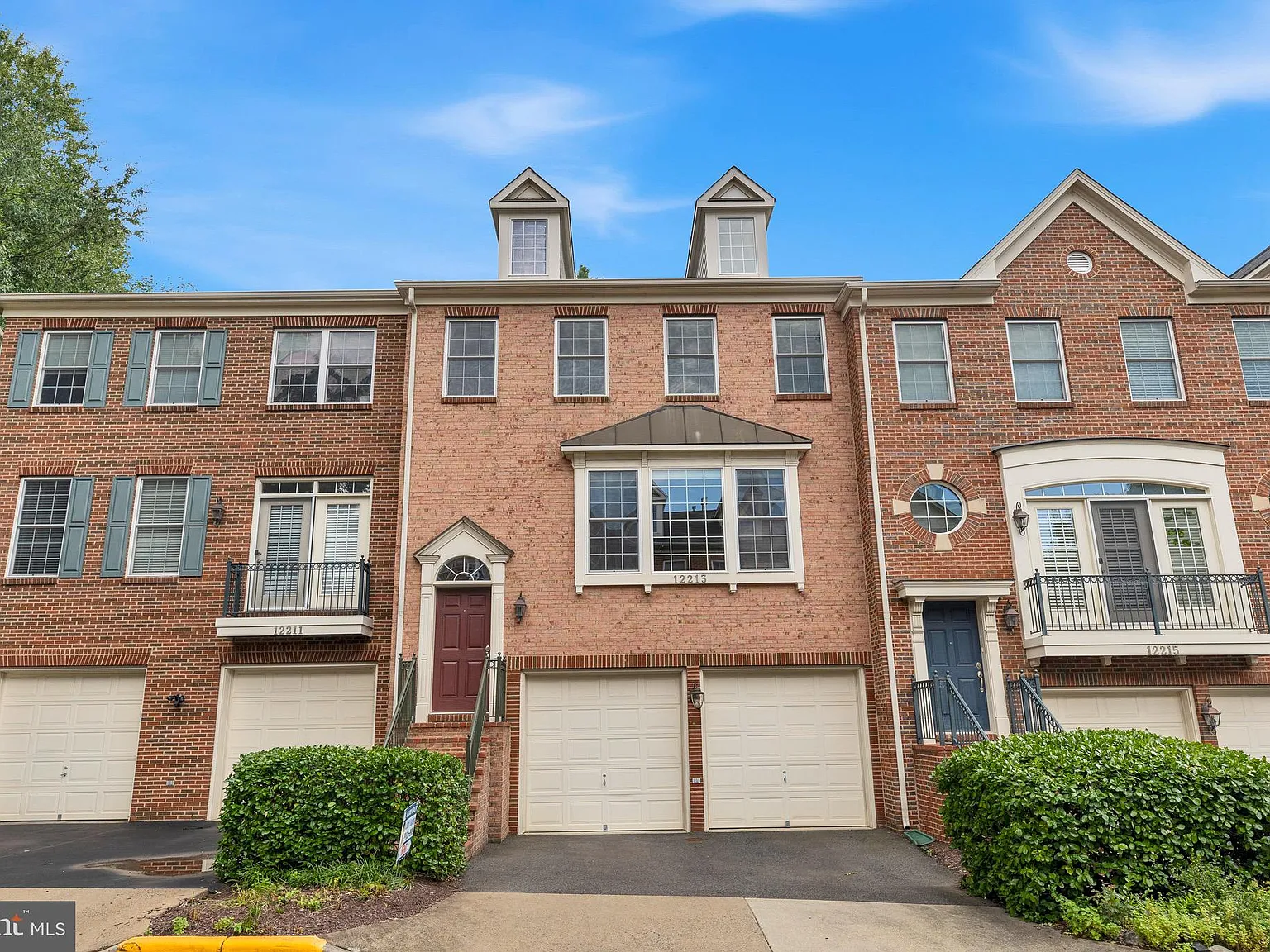 3 bed, 3.5 bath, 2034 sqft, $3,700 — Photo 2