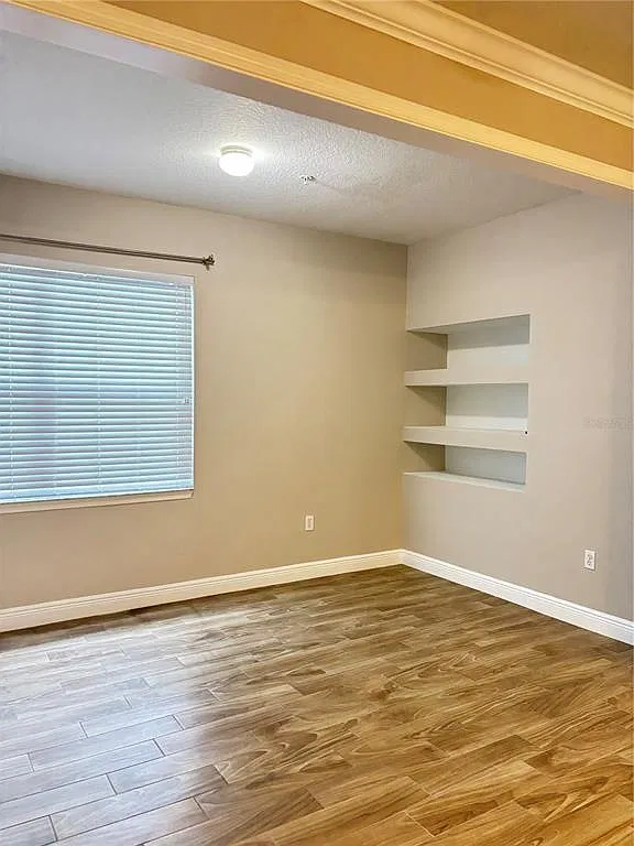 1300 Eastern Pecan Pl — Photo 4