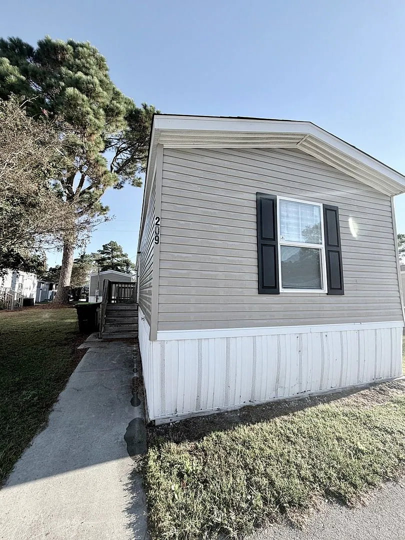 3 bed, 1065 sqft, $1,209 — Photo 1