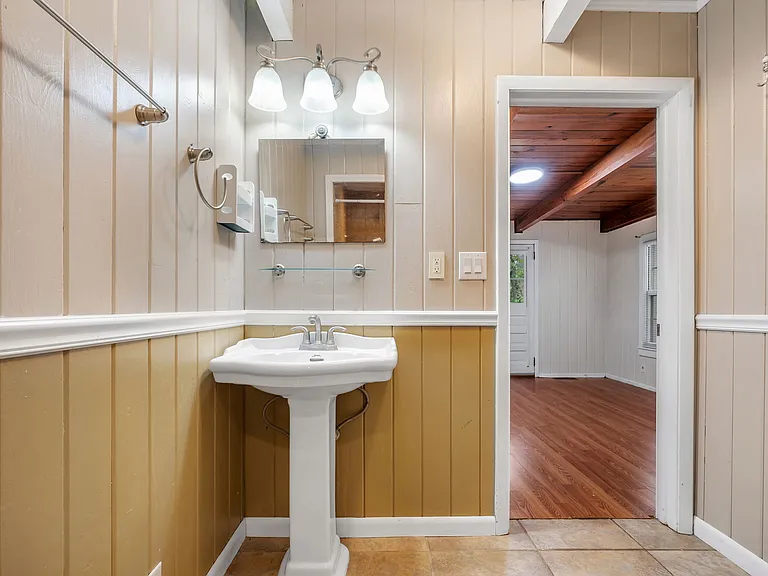 1131 Hawthorne St — Photo 15
