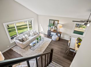 W283N6524 Meadowlark Ln, Hartland, WI 53029