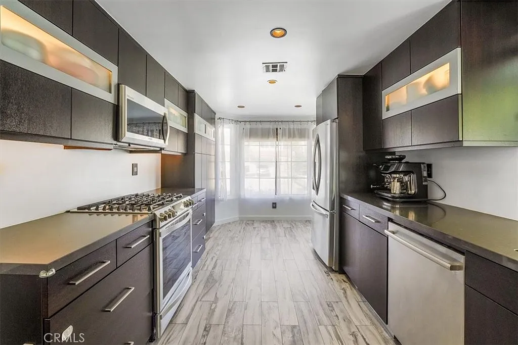 3 bed, 2.5 bath, 1694 sqft, $6,000 — Photo 3