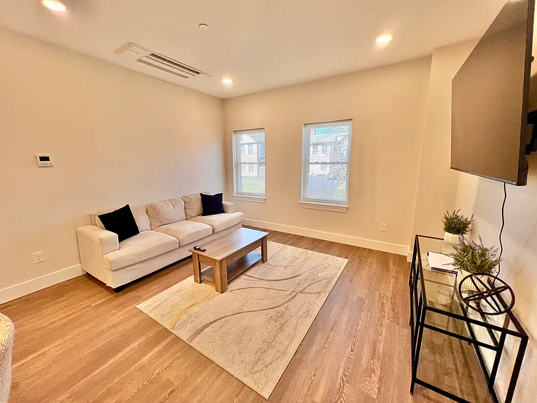 18 Woburn St — Photo 5