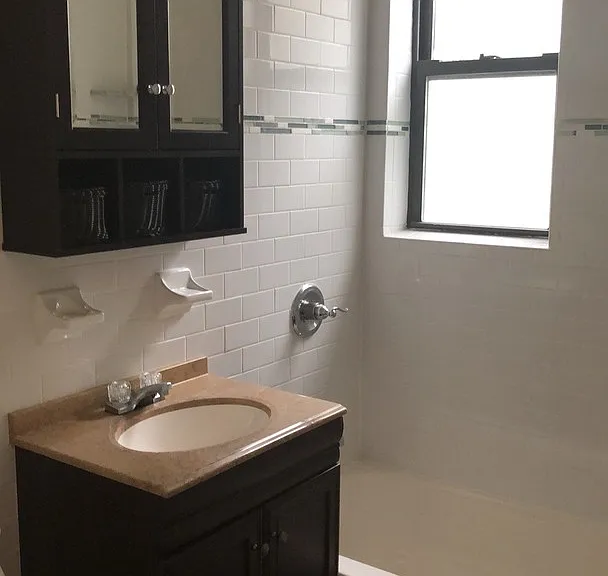 Hill Manor - Renovated Apartments Near Train Station — Photo 8