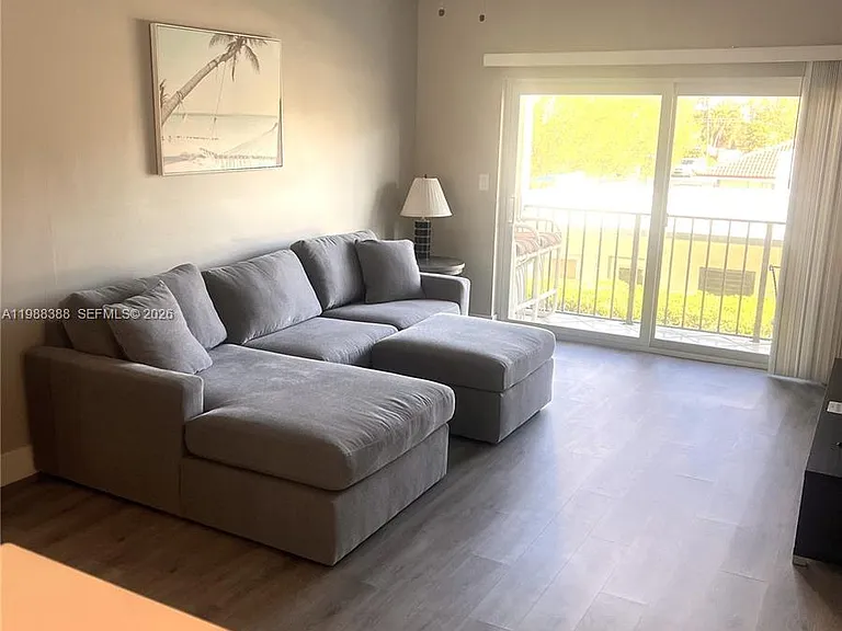 400 N Riverside Dr #214 — Photo 7