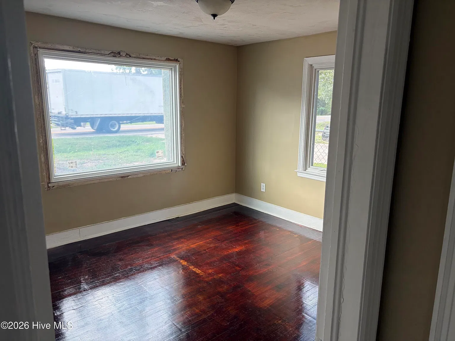 3 bed, 1.0 bath, 964 sqft, $1,325 — Photo 3