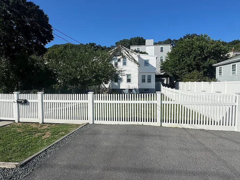 131 Ashley St — Photo 15