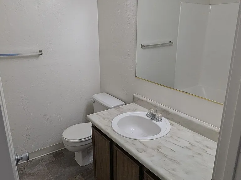 Apartment in West Salem near banks, shopping areas, bus lines, and downtown! ~ Colonial — Photo 13