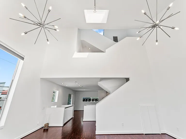 3012 Commerce St — Photo 10