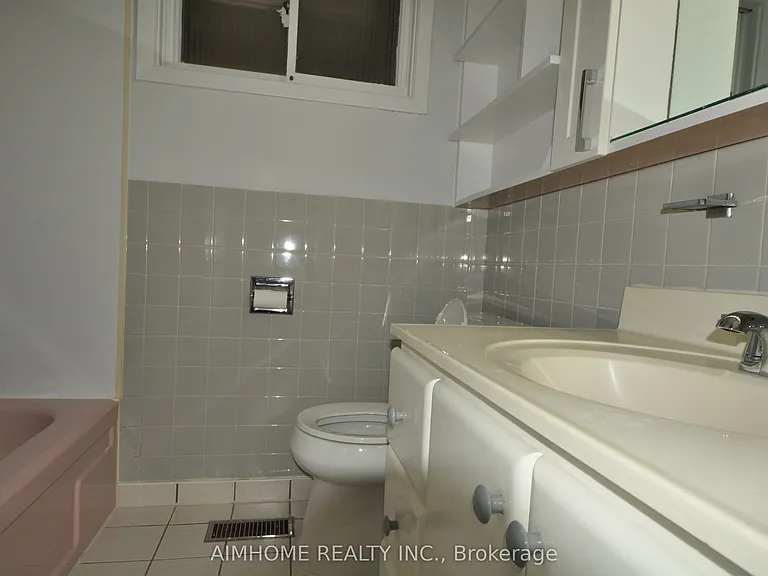 14 Dukinfield Cres #2 — Photo 9
