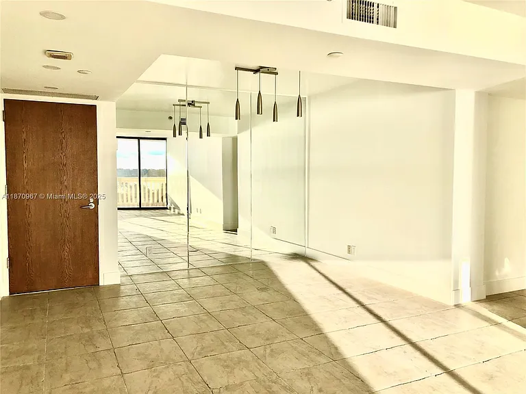 1000 W Island Blvd #712 — Photo 16