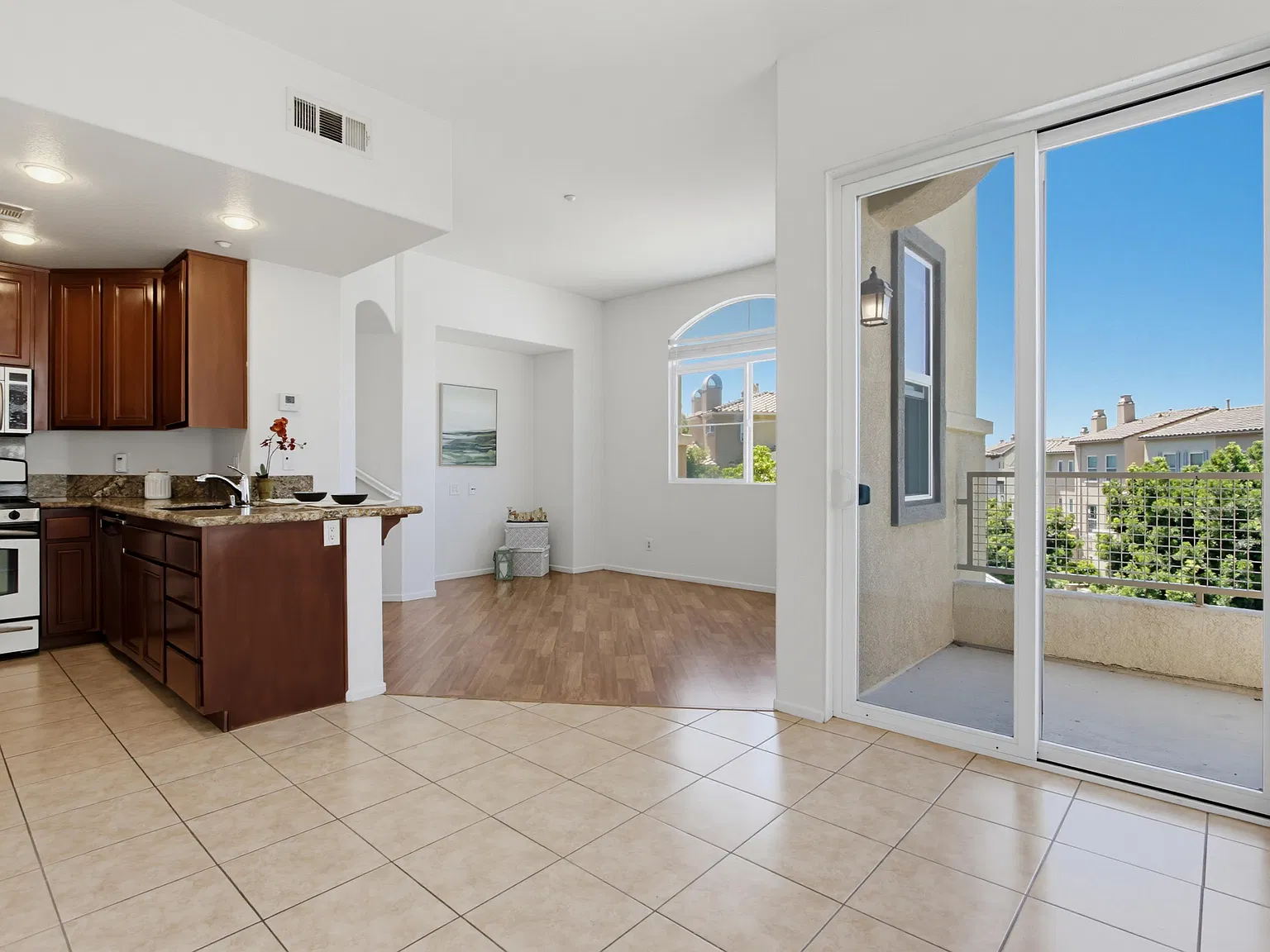 3 bed, 1228 sqft, $3,190 — Photo 4