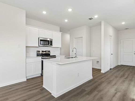 4th image of 859 Hillcrest Blvd