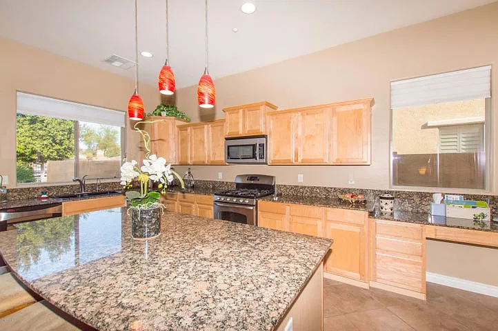 4 bed, 2.5 bath, 2344 sqft, $2,600 — Photo 2