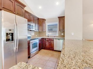 8 Walnut Rd, Kings Park, NY 11754