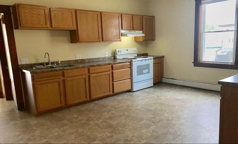 Large friendly eat-in kitchen, wood cabinets.